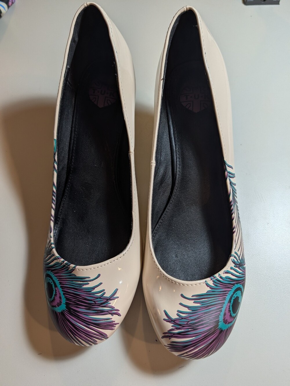 T.U.K Woman's Size 11 Beige Patent Leather Peacock Feather Print Heels